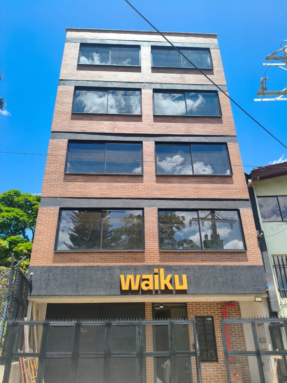 Fachada del edificio Waiku en Medellín